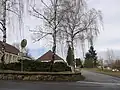 Pohled od vjezdu pod budovou štábu