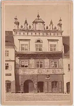 Prachatice, Sitrův dům, 1886–1888. Fotografii vydala vdova po Gotthardu Zimmerovi po jeho smrti. Je možné, že se jedná o fotografii z pozůstalosti, ale je rovněž možné, že autorem fotografie je tehdejší obchodní vedoucí ateliéru Josef Seidel.