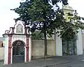 Pohled na obě kaple (svatý Jan Nepomucký vlevo)