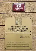 Informační deska na fasádě budovy