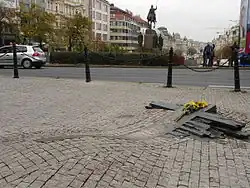 Pomník Jana Palacha a Jana Zajíce v dlažbě před Národním muzeem