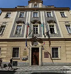Vchod do budovy Lužického semináře v Praze