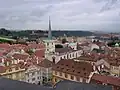Kostel těsně obklopený zástavbou Malé Strany