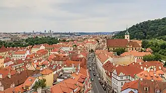 Karmelitská ulice z věže kostela sv. Mikulášte. Zcel vpravo je zeleň na Petříně a "kostel U Pražského Jezulátka"