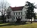 Hlavní, severní průčelí; před ním Štulcovy sady s proboštovým pomníkem