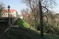 Jelení příkop, násep u Prašného mostu