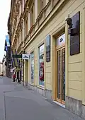 Bývalé gymnázium s pamětními deskami spisovatelů Rilkeho a Urzidila