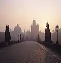 Karlův most s Mosteckou věží za rozbřesku