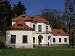 Letohrádek Vojtěška (uvnitř studánka Vojtěška)