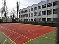 Sportovní hřiště vedle školy