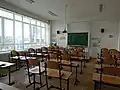 Učebna ve druhém patře vyzdobená citáty ze světové poezie