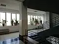 Chodba ve druhém patře a zachovalé schodiště