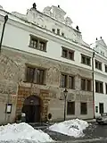 Průčelí paláce v zimním období