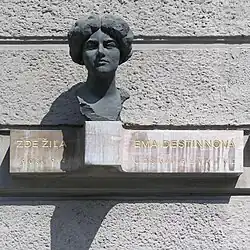 Busta Emy Destinnové na Kaiserštejnském paláci