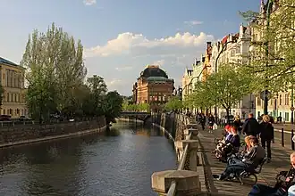 Masarykovo nábřeží, vlevo Žofín, v pozadí Národní divadlo