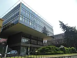 Pohled na jednu z budov komplexu