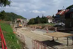 Začátek výstavby tramvajové trati v srpnu/září 2007. V úseku mezi budoucími zastávkami Laurová a Škola Radlice musela být Radlická ulice zúžena; připravuje se budování vlastního tramvajového tělesa. Pohled k centru.