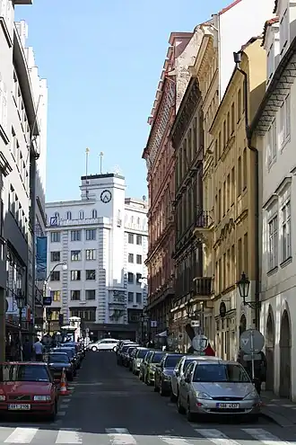 Pohled od Uhelného trhu s výhledem na palác pojišťovny Riunione Adriatica