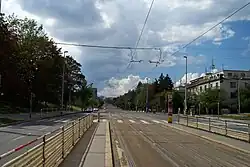 Pohled na třídu z Dejvic směrem k Červenému vrchu