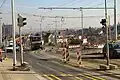 Dopravní opatření při stavbě metra u křižovatky s ulicí Horoměřická, v pozadí se nachází místo propadu vozovky z července 2012