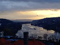 V ose Vltavy vystupuje vrch Kopanina s vysílačem Cukrák (pohled z Vyšehradu)