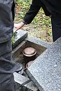 Uložená urna (mosazná nahoře)