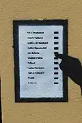 Detail zvonků s uvedením jmen jednotlivých pomocníků výsadkářům (například Jan Zelenka-Hajský či rodina Novákova)