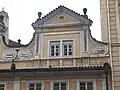 Volutový štít domu U Dvou slunců, Praha, Nerudova