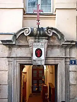 Vstup do sklepení konventu křižovnického řádu s Muzeem Karlova mostu