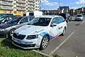 automobil Škoda pojmenovaný Tomáš Rolinek na parkovišti u pražské O2 Areny