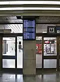 Informační panel s odjezdy MHD u výstupu ze stanice