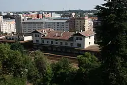Původní staniční budova a kolejiště turnovské tratě z Vysočanské ulice