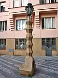 Kubistická pouliční lampa za Adamovou lékárnou od architekta Emila Králíčka - jediná kubistická lampa veřejného osvětlení na světě.