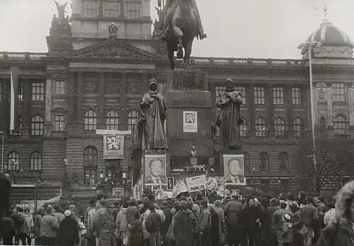 Demonstrace u sochy sv. Václava na Václavském náměstí v Praze (1989)