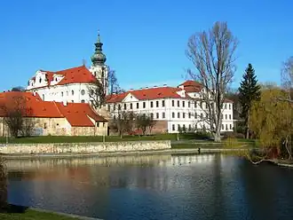 Břevnovský klášter, pivovar vlevo