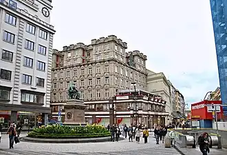 Jungmannovo náměstí, vlevo pomník Josefa Jungmanna od sochaře Ludvíka Šimka, uprostřed palác Adria