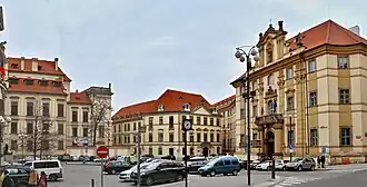 Jižní strana Mariánského náměstí: vlevo část Clam-Gallasova paláce s kašnou Terezka, uprostřed Trauttmannsdorfský palác a vpravo budova Klementina