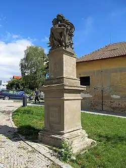 Praha Prosek Sousoší Piety 01.jpg