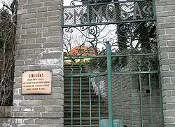 Vstupní branka a hlavní budova Cihlářky