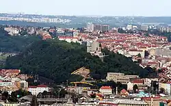 Vrch Vítkov, nalevo od něj se nalézá Karlín, napravo pak Žižkov