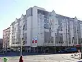 Moderní budova na nároží s Vršovickou (Moskevská 466/82)