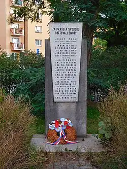 Pomník obětem 2. světové války v areálu Sokola Vysočany v Zákostelní ulici