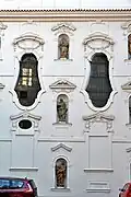 Bohatě zdobená fasáda z vnitřní strany nádovří