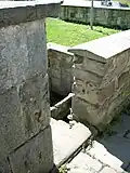 Přístup k pramenu vedle zámku nad kaskádovým schodištěm