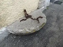 Pranýř na radnici v Mnichově (okr. Cheb).jpg