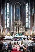 Interiér kostela s presbytářem (2024)