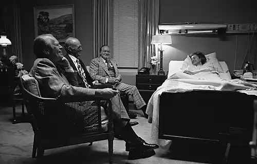 David Hume Kennerly: Prezident Ford, Bob Hope na návštěvě Mrs. Fordové po operaci nádoru prsu, šest týdnů po nástupu do Bílého domu u ní byl zjištěn nádor v pravém prsu, který byl odstraněn radikální mastektomií. Betty svou nemoc zveřejnila, aby upozornila veřejnost na toto nebezpečí.