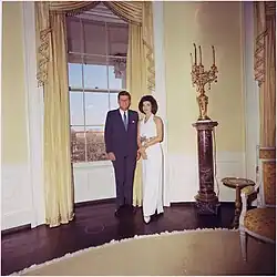 Prezident a první dáma, portrétní fotografie, Bílý dům, Yellow Oval Room, 28. března 1963.