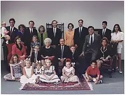 Prezident a paní Bushová se svými dětmi, jejich manželkami a vnoučaty rodinný portrét v Houstonu, Texas, 19. srpna 1992
