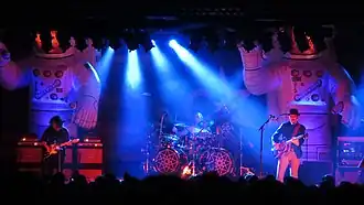 Primus v Chicagu roku 2014. Zleva: Larry "Ler" LaLonde, Danny Carey (Tool) a Les Claypool